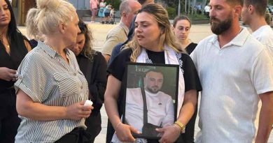 Ndizen qirinj para Teatrit Kombëtar për 27-vjeçarin që u “vra nga pakujdesia” dhe dhuna policore