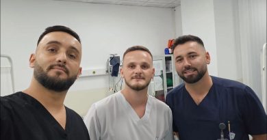 Reagim i shpejtë dhe profesional: Ekipi i Emergjencës në Skenderaj shpëton jetën e një 2-vjeçari – i kishte mbetur në fyt mishi me asht