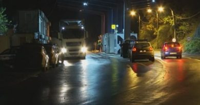 Serbët bllokojnë magjistralen Rashkë–Jarinë, qarkullimi drejt Kosovës i bllokuar