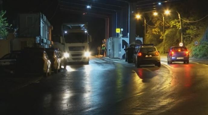 Serbët bllokojnë magjistralen Rashkë–Jarinë, qarkullimi drejt Kosovës i bllokuar