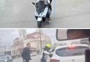 Zbritën nga motori dhe sulmuan një veturë, Policia po kërkon dy personat me motor
