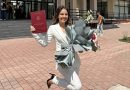 Mitrovica bëhet me një doktoreshë të re – Eda Ramaxhiku diplomon në Fakultetin e Mjekësisë