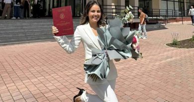 Mitrovica bëhet me një doktoreshë të re – Eda Ramaxhiku diplomon në Fakultetin e Mjekësisë