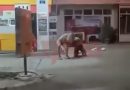 Shqelma, grushte e kapje për flokësh mes disa vajzave në një pompë derivatesh rrugës për në Matiçan