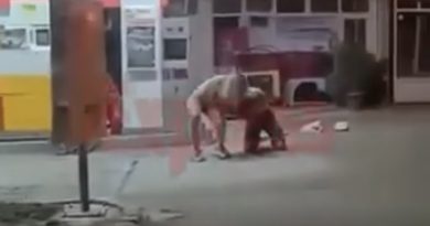 Shqelma, grushte e kapje për flokësh mes disa vajzave në një pompë derivatesh rrugës për në Matiçan