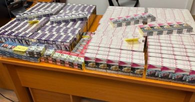 Vodhën 141 boksa cigare në një kioskë në Mitrovicë, arrestohen një burrë dhe një grua