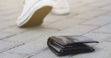 Qytetari gjen një kuletë me mbi 1 mijë euro, bëhet burrë i mirë dhe e dorëzon në polici