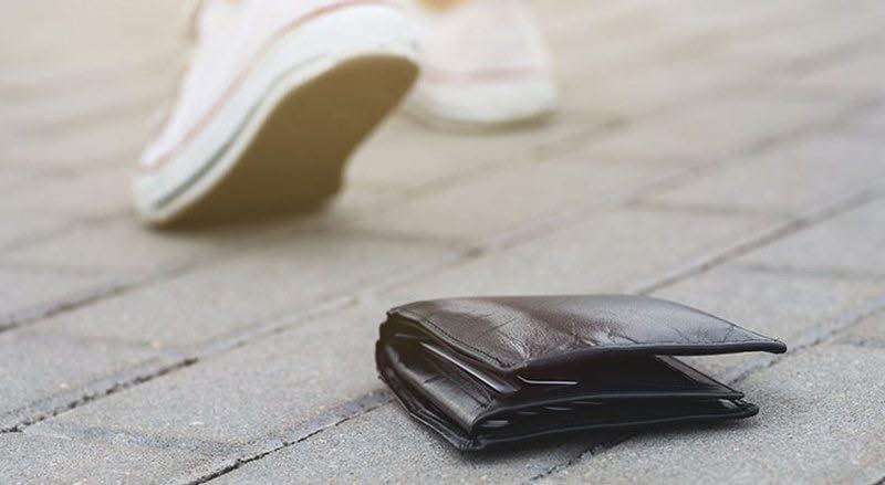 Qytetari gjen një kuletë me mbi 1 mijë euro, bëhet burrë i mirë dhe e dorëzon në polici