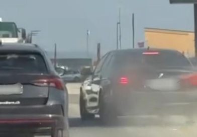 Policia e dënon me 150 euro dhe marrje patenti një grua që tejkaloi me BMW në anën e djathtë