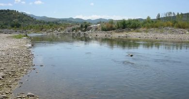 Tragjike: Mbyten dy fëmijë në lumin Shkumbin