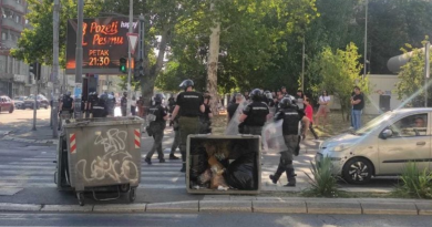 Protesta të mëdha në disa qytete të Serbisë – Vuçiq u bën thirrje qytetarëve të mos i bllokojnë qytetet, a është kjo shenjë për përshkallëzim?