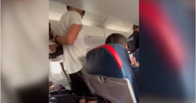23 vjeçari shqiptar tenton ta hapë derën emergjente në mes të fluturimit, arrestohet pasi aeroplani bën ulje emergjente