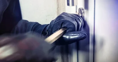 Vjedhje e rëndë në Prishtinë: Hajnat i hyjnë në banesë gjatë pushimeve – i vjedhin bizhuteri dhe armën me leje
