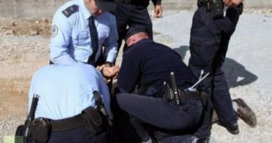 Një qytetar i bën për spital dy policë, nuk i lejoi t’ia arrestonin djalin
