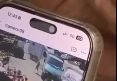 Qytetari i shpëton për pak një aksidenti të rëndë në Skenderaj, momenti i frikshëm kapet nga kamera