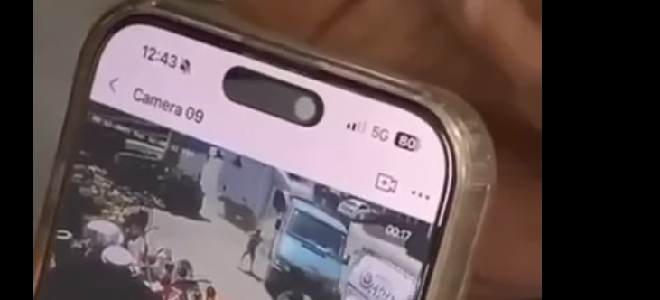 Qytetari i shpëton për pak një aksidenti të rëndë në Skenderaj, momenti i frikshëm kapet nga kamera
