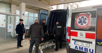 Vdes 19 vjeçari i aksidentuar në Llapushnik, i vdiqen edhe prindërit nga aksidenti i njëjtë