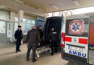 Vdes 19 vjeçari i aksidentuar në Llapushnik, i vdiqen edhe prindërit nga aksidenti i njëjtë
