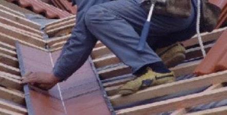 E rëndë: Vdes në QKUK punëtori 57 vjeçar që kishte rënë nga kulmi më 19 korrik në një fshat të Vushtrrisë