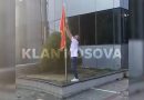 Qytetari vendos flamurin e UÇK-së te hyrja e Qeverisë