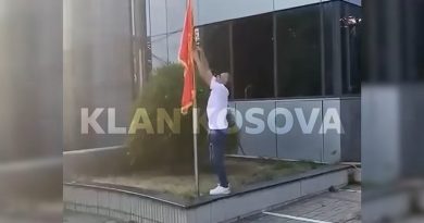 Qytetari vendos flamurin e UÇK-së te hyrja e Qeverisë