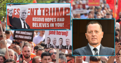 Grenell shpërndan pankartat e protestës: Trump, Kosova beson në ty