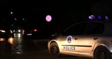 Mitrovicasi i ikën Policisë dhe tenton ta fsheh armën, por kapet