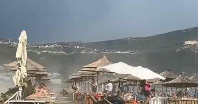 Stuhi me erëra të forta godet plazhet e Vlorës, pushuesit largohen me nxitim