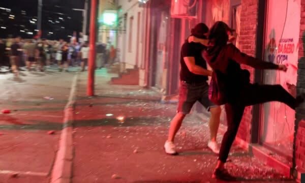 Protestuesit në Beograd djegin selinë e partisë së Vuçiqit