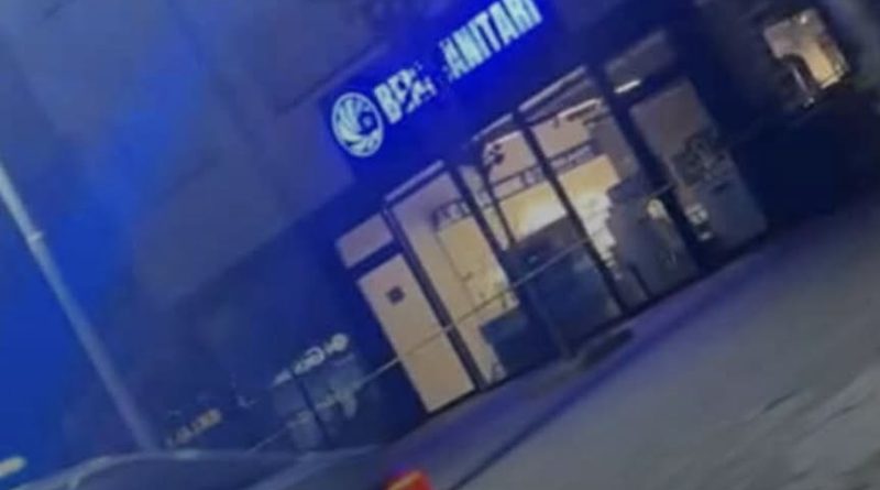E rëndë: I riu bie nga kati i 8-të i një ndërtese në Skenderaj, 27-vjeçari është në gjendje të rëndë