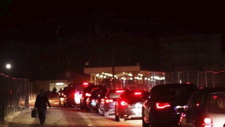 Shkuarja e mërgimtarëve, vazhdojnë pritjet në kufi – deri në 40 minuta vonesa
