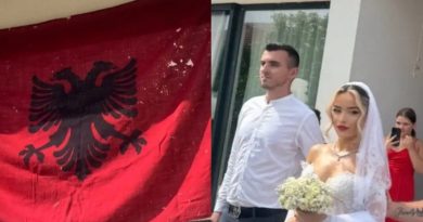 Dasma që bëri histori – flamuri kuq e zi ngritet pas më shumë se një shekulli