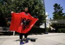 Qytetari vjen nga Tirana dhe e shkel flamurin e Kosovës në qendër të Prishtinës, kapet me një kalimtar të rastit