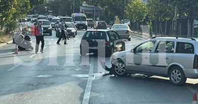 Aksident trafiku në Prishtinë, përfshihen një veturë dhe motoçikletë – Policia dhe autoambulanca në vend të ngjarjes