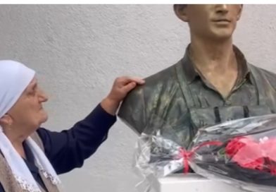“Djali jem, qitash je ardhë në katun tanin” – Në Dobërdelan zbulohet busti i dëshmorit Bahri Gollopeni