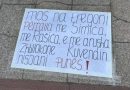 “Mos na tregoni përralla…”, vendosen pankarta proteste në hyrje të Kuvendit kundër ngërçit politik