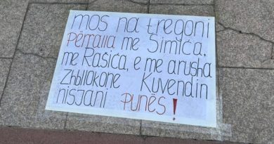 “Mos na tregoni përralla…”, vendosen pankarta proteste në hyrje të Kuvendit kundër ngërçit politik