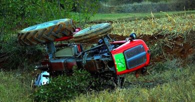 Humb jetën pasi i rrokulliset traktori