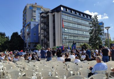 Mitrovica e “bojkoton” Pecin, derisa mbante fjalimin shihen shumë karrige të zbrazëta në tubimin hapës të fushatës