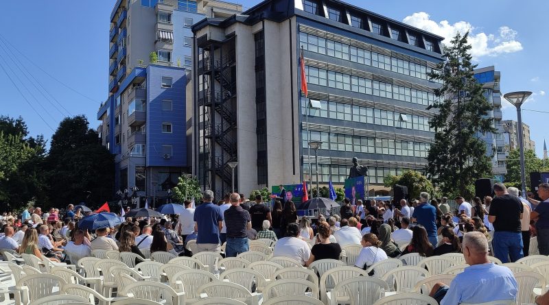 Mitrovica e “bojkoton” Pecin, derisa mbante fjalimin shihen shumë karrige të zbrazëta në tubimin hapës të fushatës