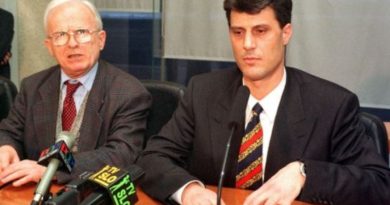 “Në Google mund ta gjeni”, avokati tallet me prokurorin në Hagë për një foto të Thaçit me Demaçin