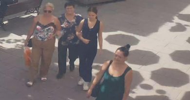 Një grua e harroi kuletën në tokë, një grua tjetër ia mori – Policia e nxjerr fotografinë e një familjeje të tërë