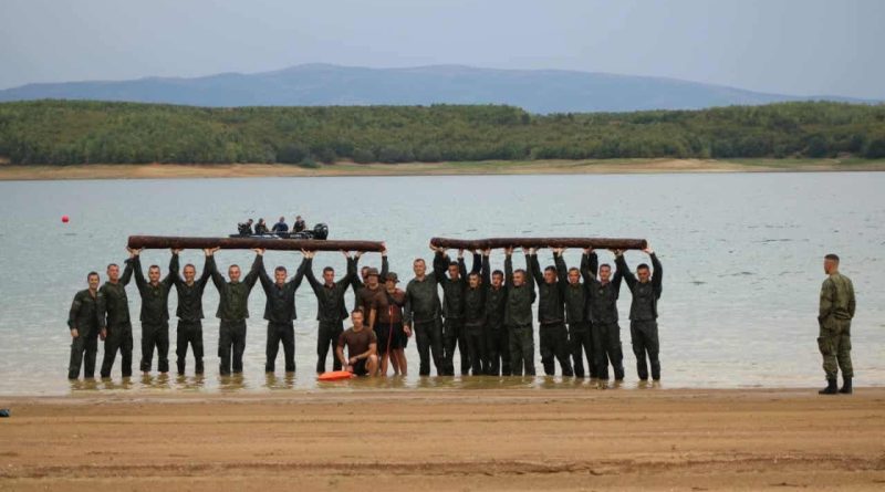 Nuk janë skena filmi por ushtarët e Kosovës duke u stërvitur për mbijetesë në ujë