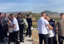 Djali i heroit Afrim Bunjaku përlotet gjatë homazheve, i qëndron pranë vëllai i madh