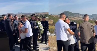 Djali i heroit Afrim Bunjaku përlotet gjatë homazheve, i qëndron pranë vëllai i madh