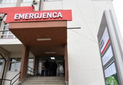 Një 16 vjeçar në gjendje të rëndë pasi u ther me thikë, u dërgua për trajtim në QKUK