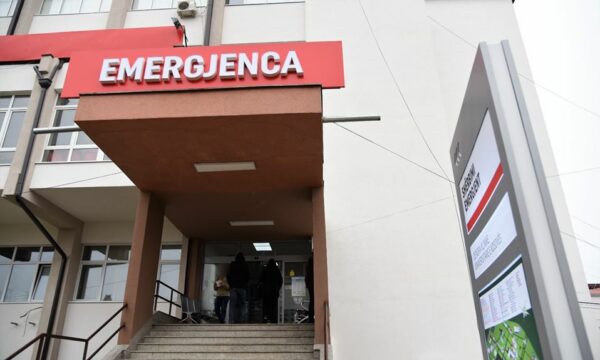 Një 16 vjeçar në gjendje të rëndë pasi u ther me thikë, u dërgua për trajtim në QKUK