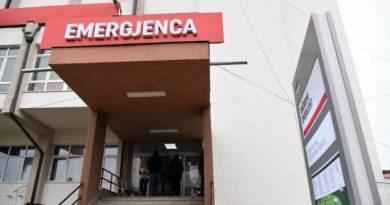 Një 16 vjeçar në gjendje të rëndë pasi u ther me thikë, u dërgua për trajtim në QKUK Një 16 vjeçar në gjendje të rëndë pasi u ther me thikë, u dërgua për trajtim në QKUK