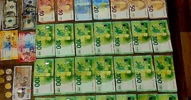 Kosovari tregohet “burrë i mirë”, e gjen kuletën me 2500 euro dhe e dorëzon në Polici Kosovari tregohet “burrë i mirë”, e gjen kuletën me 2500 euro dhe e dorëzon në Polici