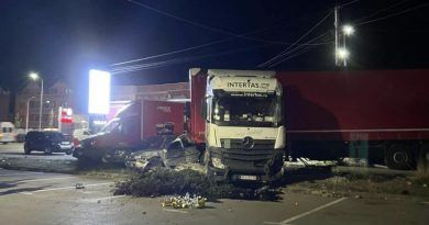 E rëndë: Shoferi i kamionit pësoi sulm dhe goditi 20 vetura, u gjet i vdekur